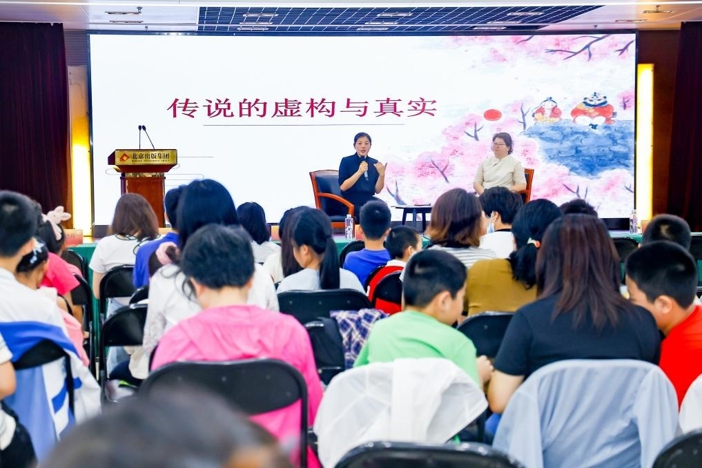 經(jīng)典閱讀進(jìn)社區(qū)——十月少年文學(xué)創(chuàng)享會(huì)走進(jìn)裕中東里。主辦方供圖