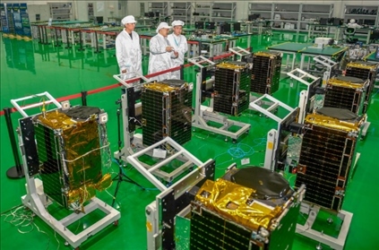 △2022年10月17日，位于吉林長春的長光衛(wèi)星技術(shù)股份有限公司科研人員在衛(wèi)星總裝測試大廳進行相關測試工作。