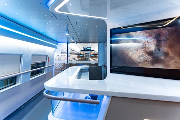 復(fù)興號(hào)亞運(yùn)智能動(dòng)車組列車車廂。上海鐵路局融媒體中心供圖