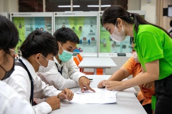 3月14日，在泰國大城府大城技術學院魯班工坊，教師（右一）給學生上課。新華社記者 王騰 攝