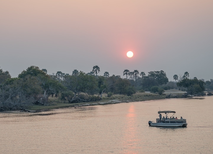 8月23日，在贊比亞拍攝的贊比西河上的游船。
