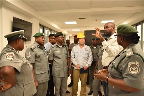 萊基港員工向海關(guān)工作人員講解掃描儀使用方法。受訪者供圖