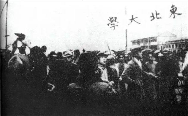 △東北大學(xué)學(xué)生走在一二·九請(qǐng)?jiān)赣涡嘘?duì)伍最前列。