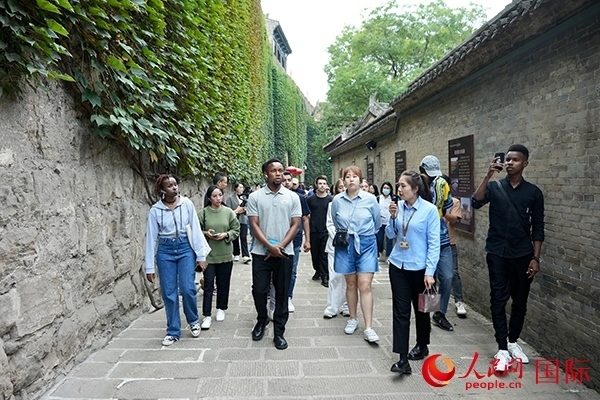 選手們認(rèn)真聆聽(tīng)導(dǎo)游講解。人民網(wǎng) 盧鵬宇攝