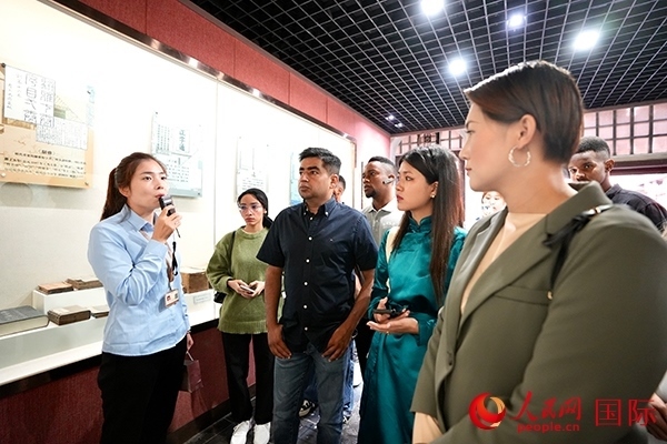 選手們認(rèn)真聆聽(tīng)導(dǎo)游講解。人民網(wǎng) 盧鵬宇攝