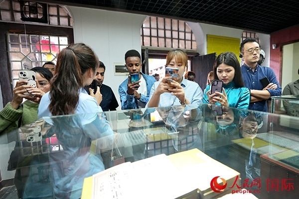 選手們認(rèn)真聆聽(tīng)導(dǎo)游講解。人民網(wǎng) 盧鵬宇攝