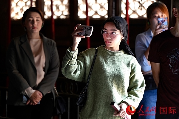 選手顏青（蘇丹）用手機(jī)記錄所見(jiàn)所感。人民網(wǎng) 盧鵬宇攝