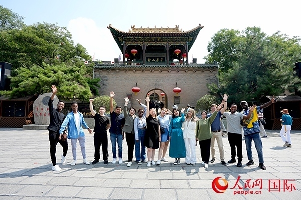 選手們?cè)谟鶗?shū)樓前合影。人民網(wǎng) 盧鵬宇攝