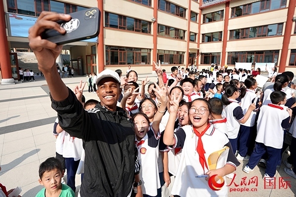 選手和學(xué)生們合影。人民網(wǎng) 盧鵬宇攝