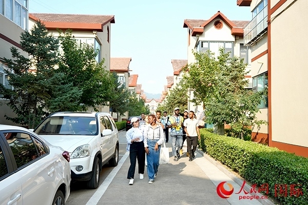 選手們?cè)诨食谴鍏⒂^。人民網(wǎng) 盧鵬宇攝