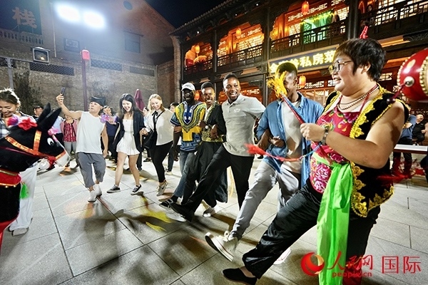 選手們和演員們一起載歌載舞。人民網(wǎng) 盧鵬宇攝