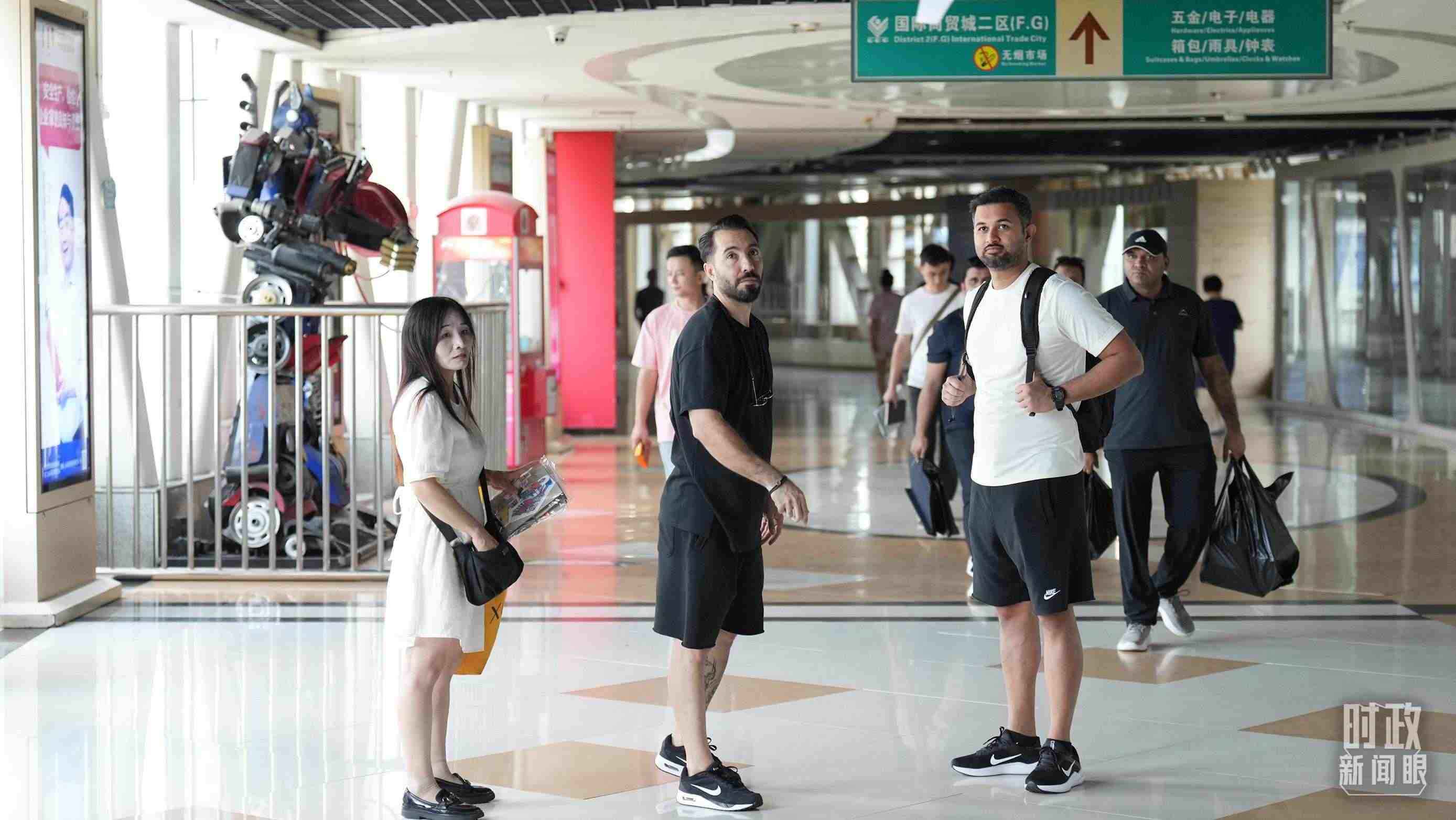 △義烏國(guó)際商貿(mào)城內(nèi)，來(lái)自世界各地的外商。（總臺(tái)國(guó)廣記者李晉拍攝）