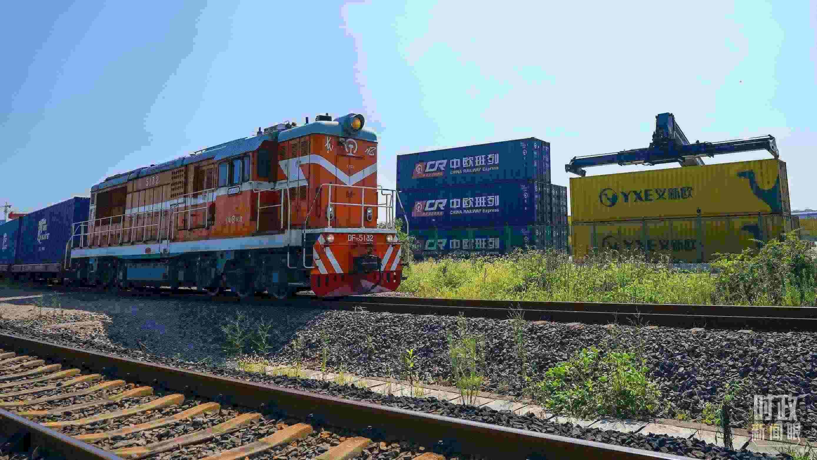 △“義新歐”先后開(kāi)通了18條點(diǎn)對(duì)點(diǎn)的班列主線，業(yè)務(wù)范圍輻射50多個(gè)國(guó)家和160多個(gè)城市。（總臺(tái)國(guó)廣記者李晉拍攝）