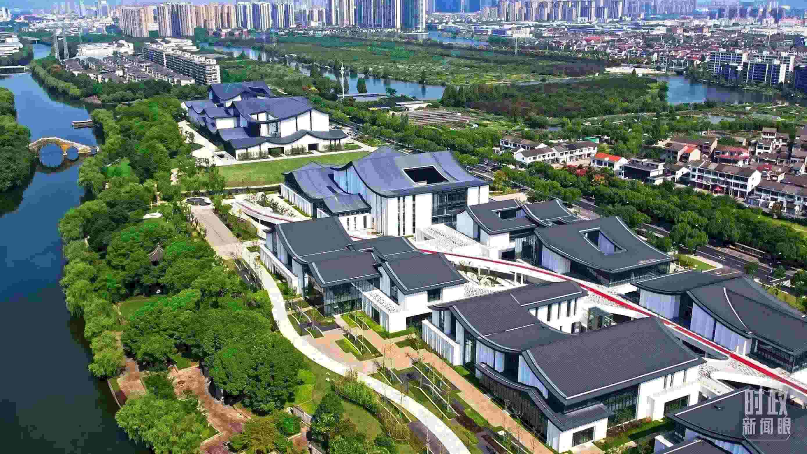 △臨河而建的浙東運(yùn)河文化園。（總臺(tái)央視記者范凱拍攝）
