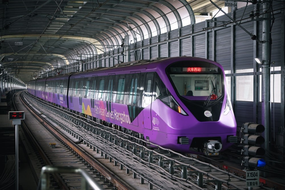 從杭州火車西站出發(fā)，地鐵19號線貫穿杭州火車東站、杭州蕭山機場，“亞運號”地鐵專列運行在這條線路上。