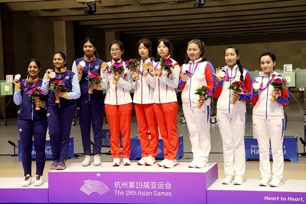9月24日，杭州亞運會射擊女子10米氣步槍團體賽頒獎儀式。人民網記者 胡雪蓉攝