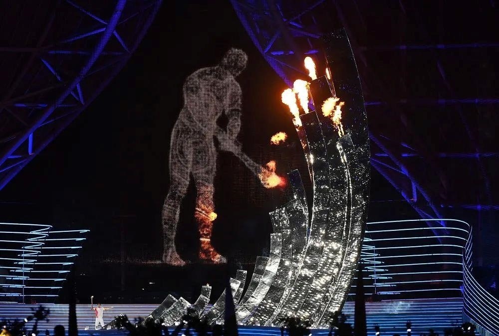 △“數(shù)字火炬手”點燃象征亞洲大團結(jié)的亞運之火。