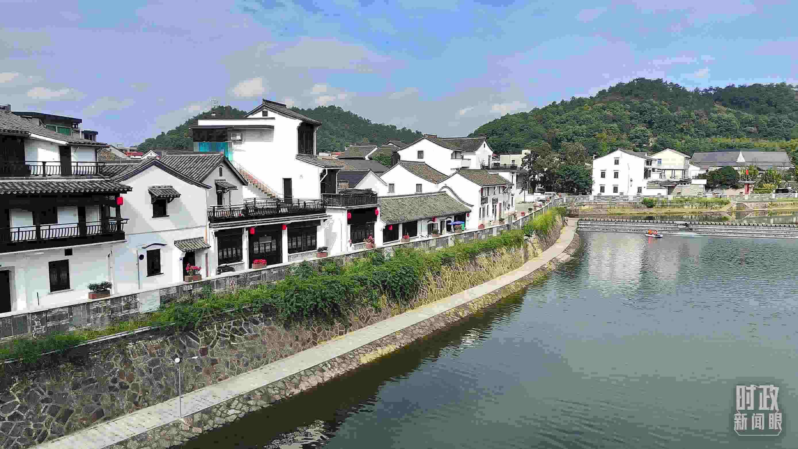 △“楓橋經(jīng)驗(yàn)”發(fā)源地諸暨市楓橋鎮(zhèn)。（總臺(tái)央視記者楊立峰拍攝）