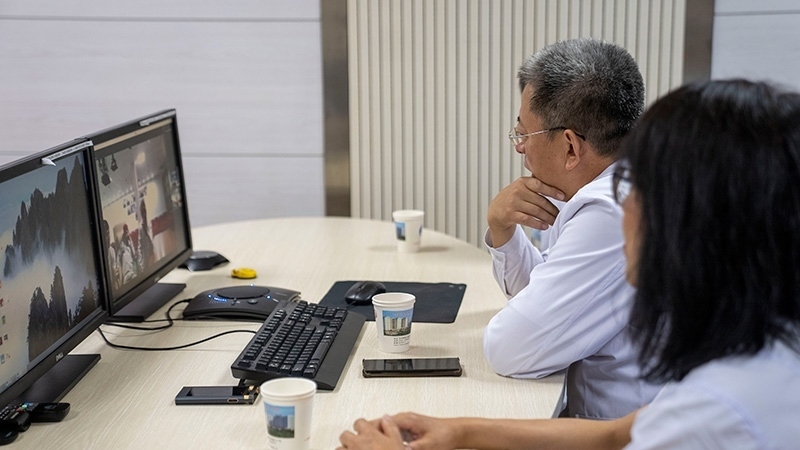 新疆醫(yī)科大學(xué)第一附屬醫(yī)院專(zhuān)家團(tuán)隊(duì)與哈薩克斯坦國(guó)立科學(xué)研究中心的專(zhuān)家對(duì)患者進(jìn)行跨國(guó)遠(yuǎn)程會(huì)診。人民網(wǎng)記者 許崢攝