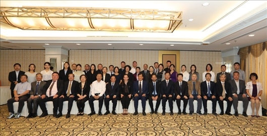 參會(huì)嘉賓合影留念。主辦方供圖