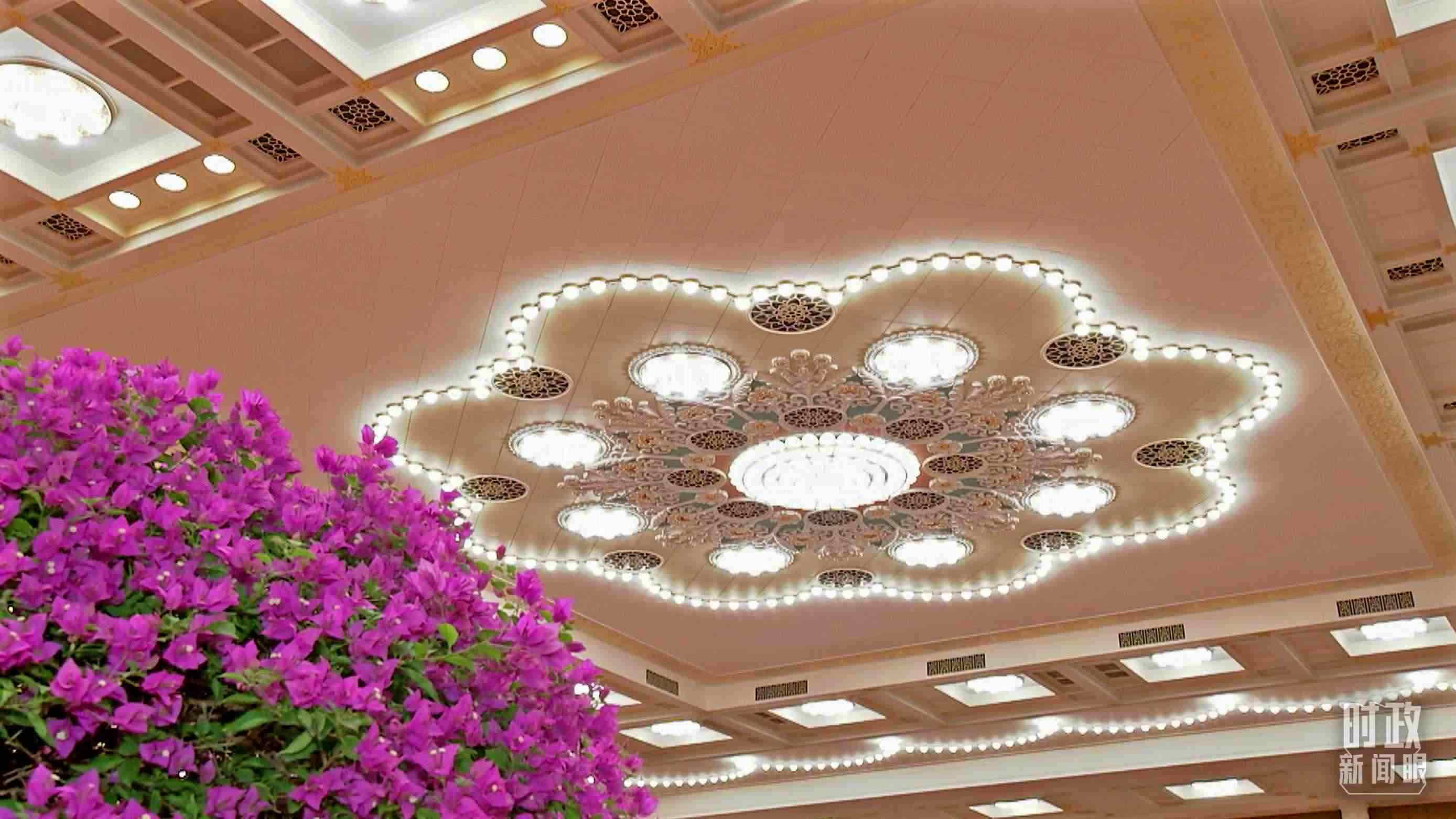 △人民大會(huì)堂宴會(huì)廳，華燈璀璨、鮮花綻放。