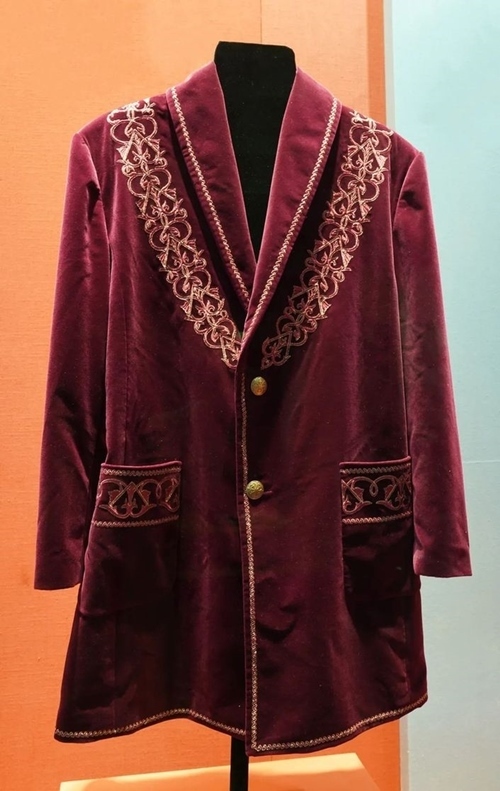 2013年9月，時任哈薩克斯坦總統(tǒng)納扎爾巴耶夫贈送習近平主席的哈薩克斯坦民族服裝。