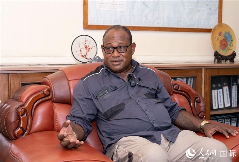 2023年9月13日，所羅門群島副總理兼基礎(chǔ)設(shè)施和發(fā)展部長梅納西·梅蘭加在首都霍尼亞拉接受人民網(wǎng)記者專訪。人民網(wǎng) 賀吉攝