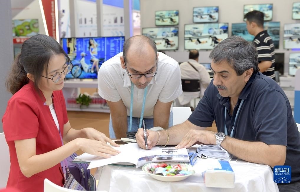 10月15日，客商在廣交會上洽談業(yè)務。新華社記者 盧漢欣 攝