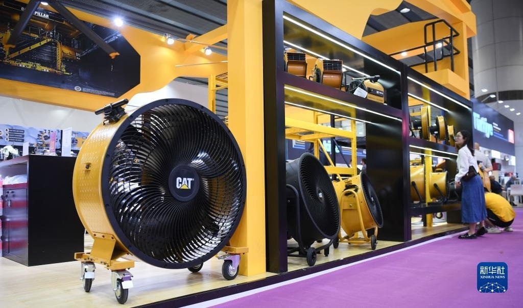 10月15日，參觀者在了解一家美國參展商的產(chǎn)品。新華社記者 鄧華 攝