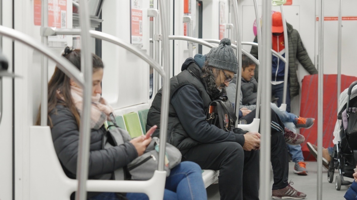 阿根廷布宜諾斯艾利斯市，乘客們乘坐A線地鐵從郊區(qū)前往市內(nèi)。人民網(wǎng)記者 張若涵攝