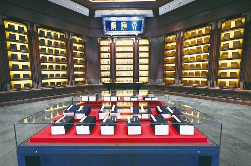 建設(shè)中國國家版本館，是以習(xí)近平同志為核心的黨中央作出的重大決策，是文明大國建設(shè)的基礎(chǔ)工程，是功在當(dāng)代、利在千秋的標(biāo)志性文化工程，充分體現(xiàn)了我們黨傳承發(fā)展中華文化的高度自覺、汲取歷史智慧更好走向未來的歷史主動。圖為2023年5月拍攝的中國國家版本館中央總館文瀚廳。 新華社發(fā)