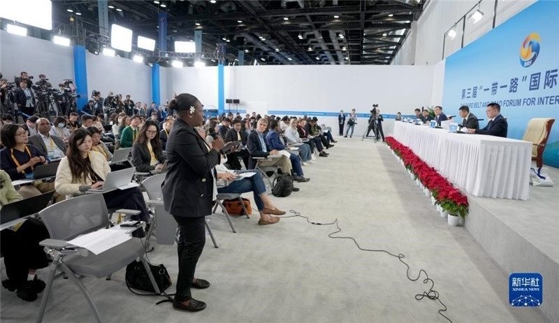 10月16日，第三屆“一帶一路”國際合作高峰論壇新聞中心在北京國家會議中心舉行首場吹風(fēng)會，邀請自然資源部國際合作司和相關(guān)單位負(fù)責(zé)人介紹有關(guān)情況，并回答記者提問。新華社記者 王毓國攝