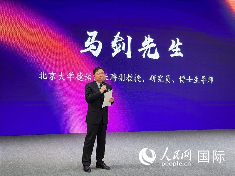 北京大學(xué)德語系長聘副教授馬劍點(diǎn)評學(xué)生表現(xiàn)。（攝影：張麗鷗）