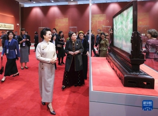  10月18日上午，國(guó)家主席習(xí)近平夫人彭麗媛邀請(qǐng)出席第三屆“一帶一路”國(guó)際合作高峰論壇的外方領(lǐng)導(dǎo)人夫人參觀中國(guó)工藝美術(shù)館（中國(guó)非物質(zhì)文化遺產(chǎn)館）。這是彭麗媛同外方領(lǐng)導(dǎo)人夫人參觀展品。新華社記者 丁林 攝