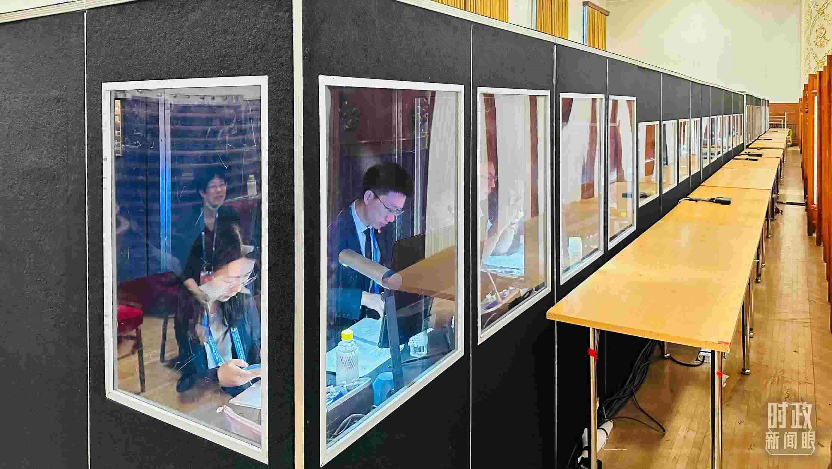 △開幕式現(xiàn)場的多語種同傳間。（總臺國廣記者時(shí)冉拍攝）