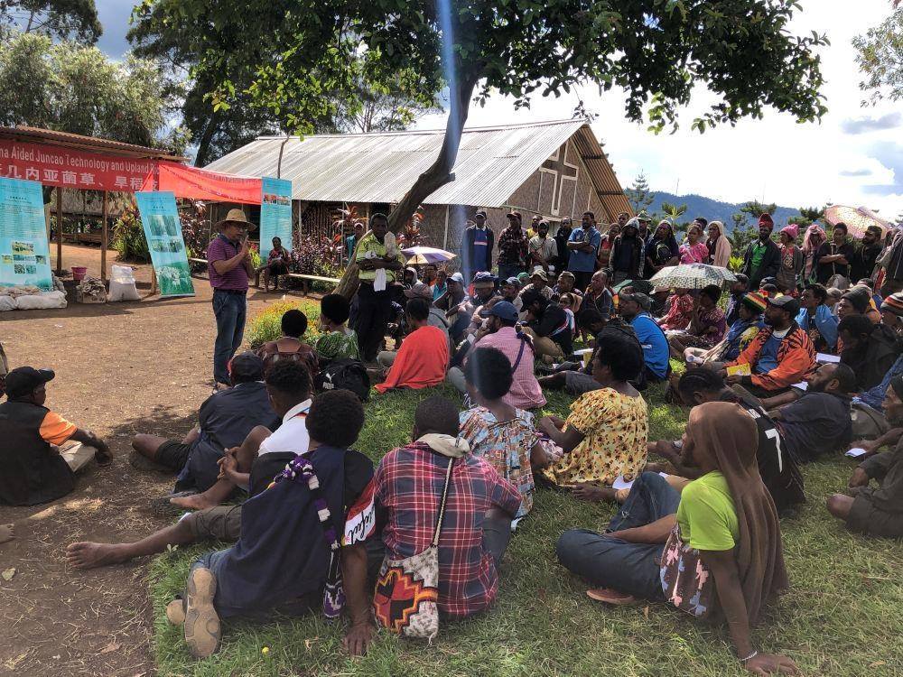 △2020年12月15日，中國(guó)專(zhuān)家在巴布亞新幾內(nèi)亞?wèn)|高地省中國(guó)援助巴新菌草和旱稻技術(shù)項(xiàng)目第9期培訓(xùn)班上授課。