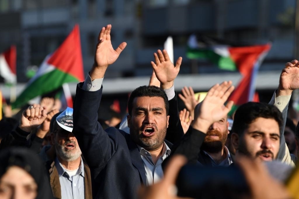 10月18日，人們在伊朗德黑蘭舉行集會。當(dāng)日，突尼斯、土耳其、伊朗等多國民眾舉行集會，表達對巴勒斯坦人民的支持，并譴責(zé)針對加沙城醫(yī)院的襲擊。新華社記者 沙達提 攝