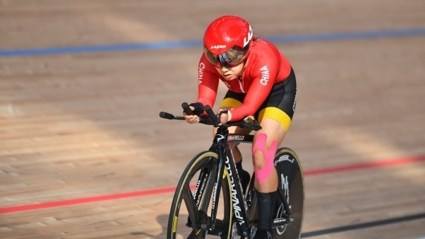 10月23日，杭州第4屆亞殘運(yùn)會(huì)場地自行車女子個(gè)人C4-5級3000米追逐賽金牌賽舉行。圖為中國隊(duì)選手季子賢在比賽中。圖片來源：杭州亞殘組委會(huì)