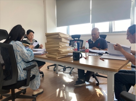 北京交通大學(xué)退休教師田立年與當(dāng)?shù)貛熒谝黄?。校方供圖