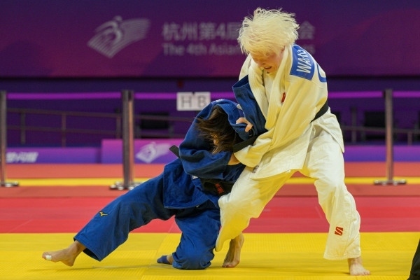 10月24日，杭州第4屆亞殘運(yùn)會(huì)柔道女子J2級57公斤級決賽舉行。圖為中國隊(duì)選手王嘉楠（右）和日本隊(duì)選手廣瀨順子在比賽中。圖片來源：杭州亞殘組委