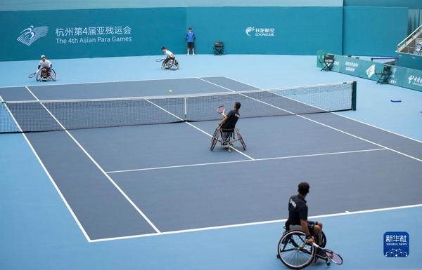 10月24日，在杭州第4屆亞殘運(yùn)會(huì)輪椅網(wǎng)球男子雙打1/4決賽中，中國組合董順江/紀(jì)珍旭以0比2不敵韓國組合任浩元/韓成奉，無緣半決賽。圖為董順江（右二）/紀(jì)珍旭（右一）在比賽中。新華社記者 才揚(yáng)攝