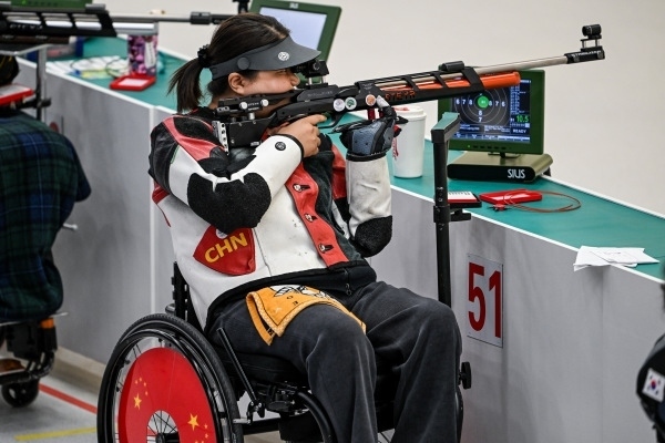 10月23日，杭州第4屆亞殘運(yùn)會(huì)射擊(R2)SH1級女子10米氣步槍立射資格賽舉行。圖為中國隊(duì)選手張翠平在比賽中。圖片來源：杭州亞殘組委