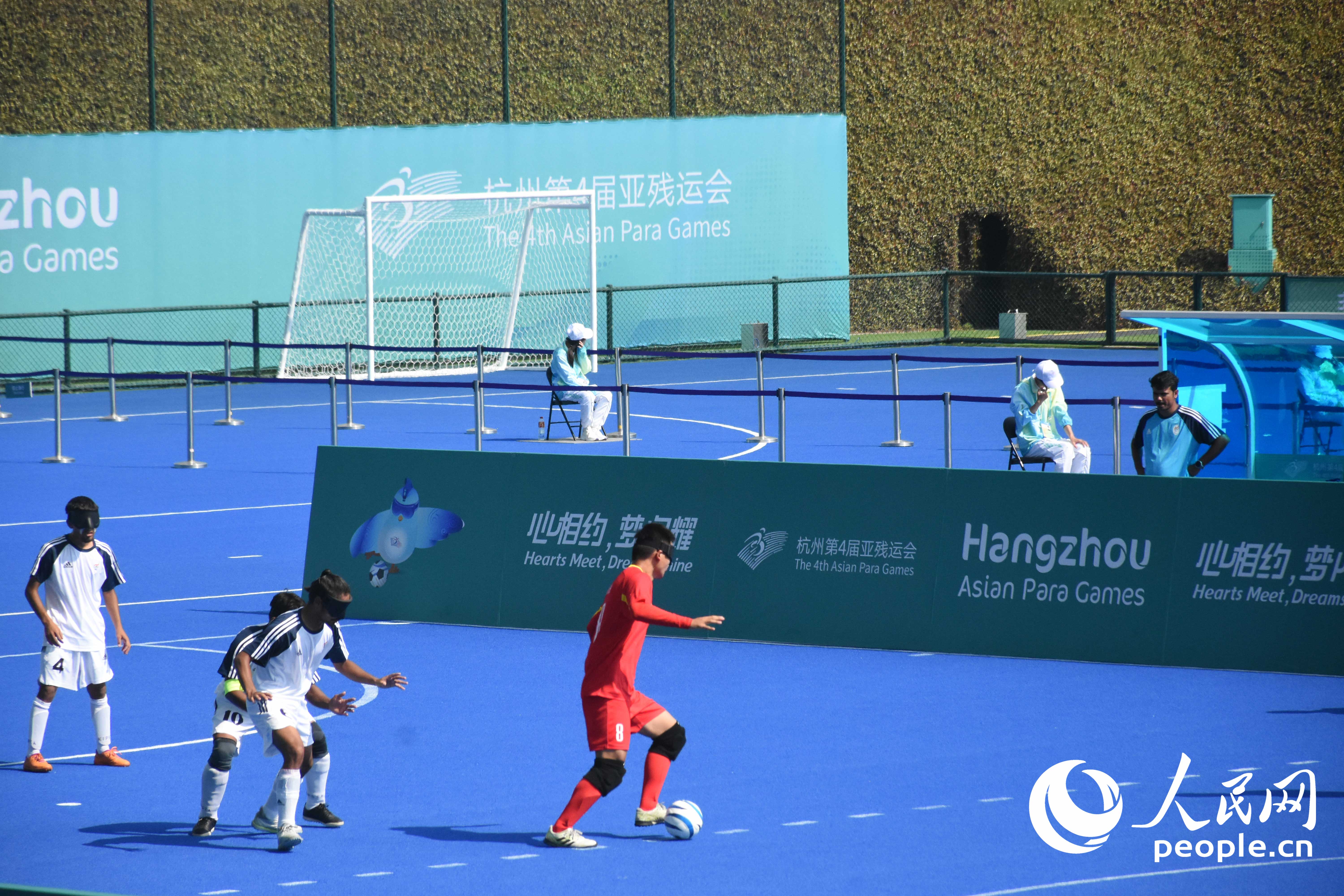 盲人足球比賽進(jìn)行中，賽場(chǎng)周?chē)刑刂茡醢?。人民網(wǎng) 周靜圓攝