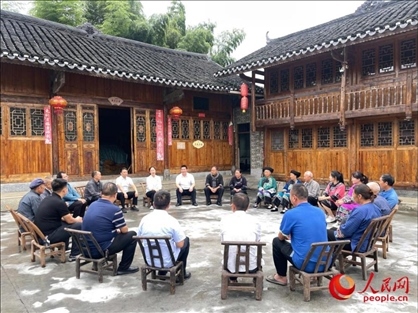 花垣縣石欄鎮(zhèn)朋巖村的院壩會(huì)。人民網(wǎng) 周靜圓攝