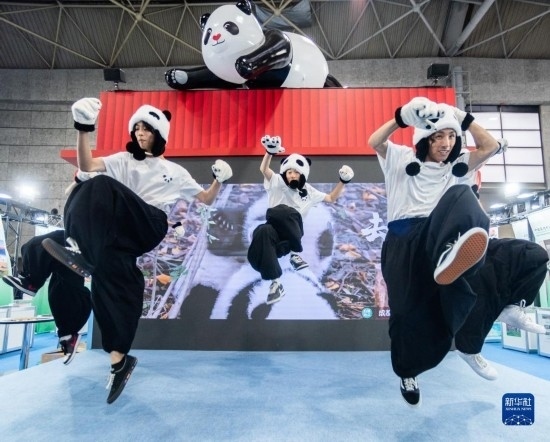  10月29日，街舞隊(duì)在日本大阪國際會(huì)展中心中國館表演街舞。新華社發(fā)（中國駐大阪旅游辦事處供圖）