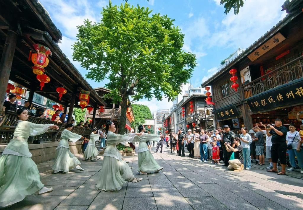 國慶節(jié)期間，福州市三坊七巷歷史文化街區(qū)上演《尋夢(mèng)閩都》快閃。新華社發(fā)