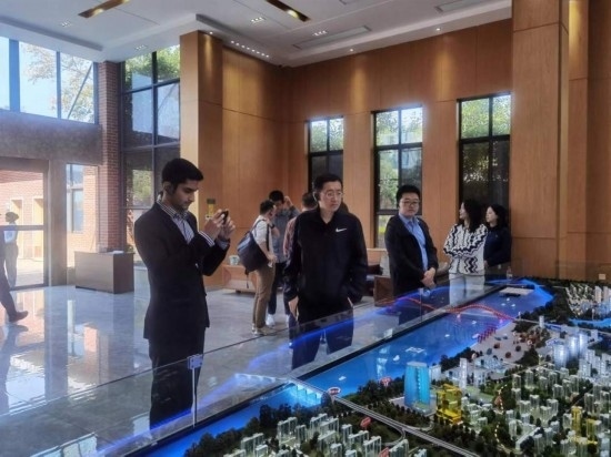 10月24日，2023“一帶一路”媒體合作論壇聯(lián)合采訪團團員在清水塘投資集團招商服務(wù)中心參觀。本報記者 常雯宜攝