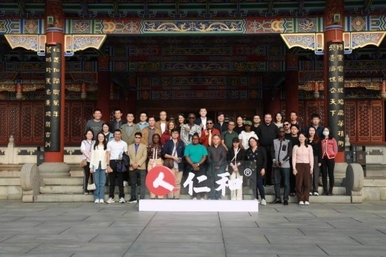 2023“一帶一路”媒體合作論壇聯(lián)合采訪團參觀仁和集團。（受訪者供圖）