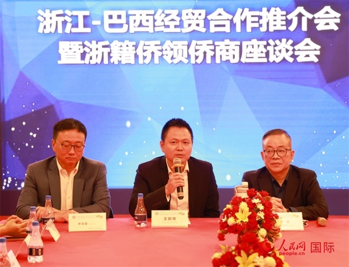 中國駐里約代總領(lǐng)事王尉育（中）在活動中致辭。人民網(wǎng)記者 陳海琪攝