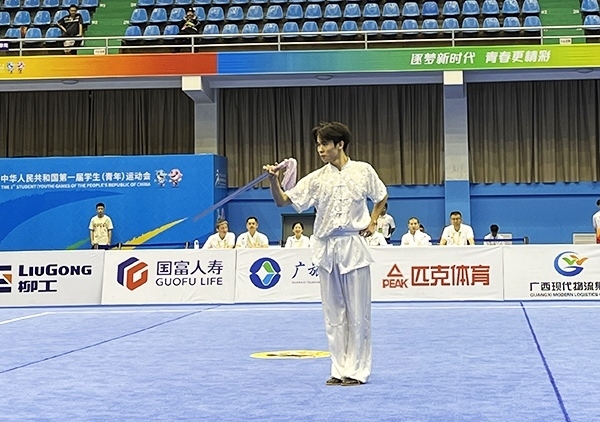 11月6日，第一屆全國學(xué)生（青年）運動會武術(shù)套路（大學(xué)組）男子自選劍術(shù)比賽中。人民網(wǎng)記者 歐興榮攝